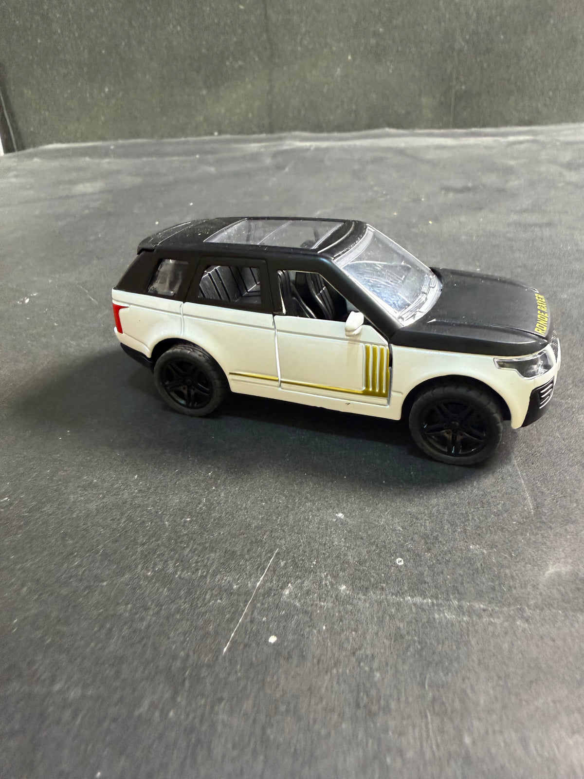 Range Rover Die-Cast Model Car 1:36 Scale – Alloy Body with Openable Doors & Pull Back Action