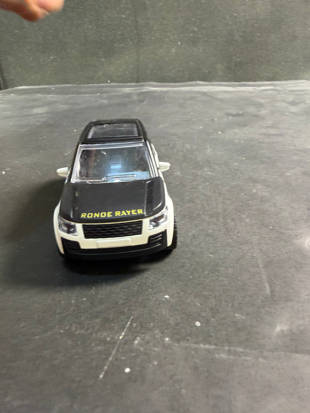 Range Rover Die-Cast Model Car 1:36 Scale – Alloy Body with Openable Doors & Pull Back Action