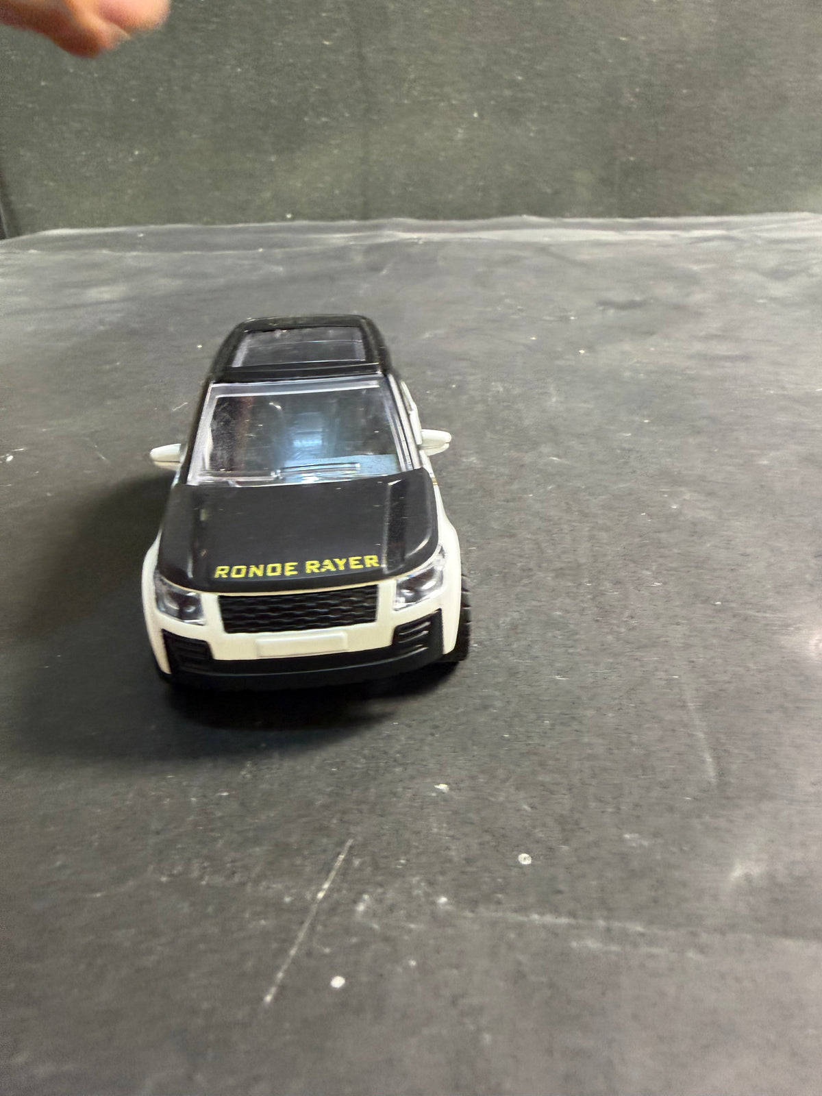 Range Rover Die-Cast Model Car 1:36 Scale – Alloy Body with Openable Doors & Pull Back Action