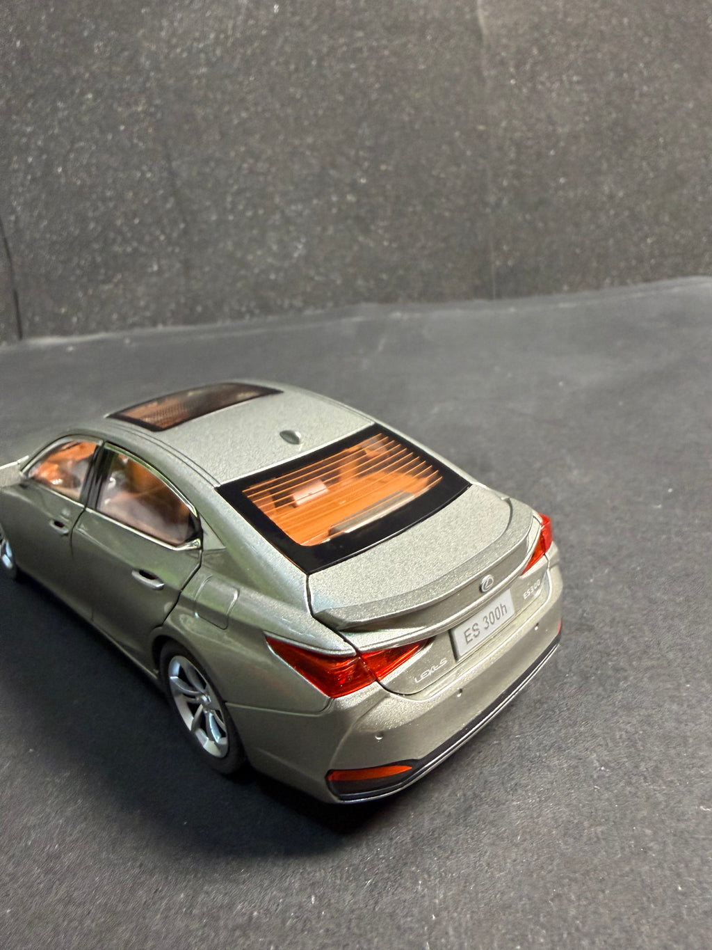 Lexus ES300h Diecast Model Car 1:24 Scale – Metal Body with Opening Doors, Hood & Trunk