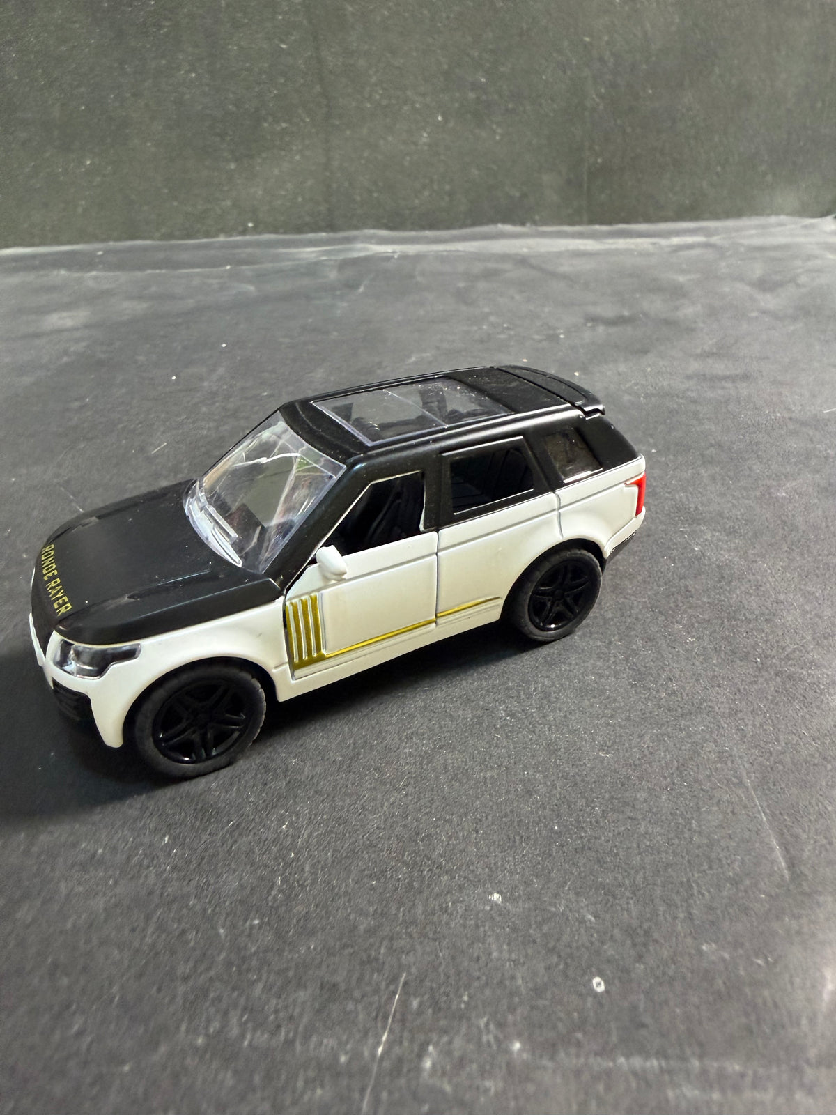 Range Rover Die-Cast Model Car 1:36 Scale – Alloy Body with Openable Doors & Pull Back Action