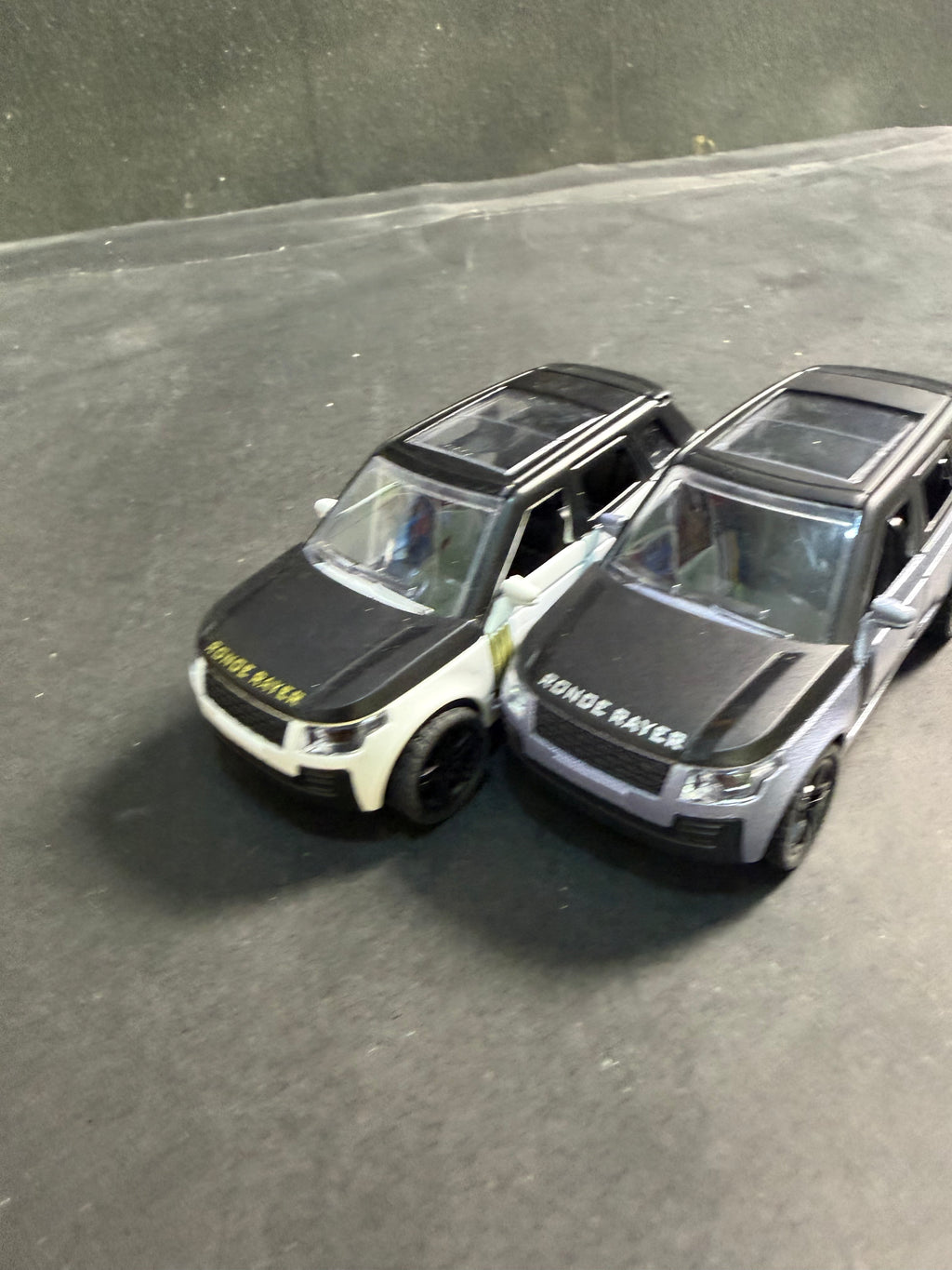 Range Rover Die-Cast Model Car 1:36 Scale – Alloy Body with Openable Doors & Pull Back Action