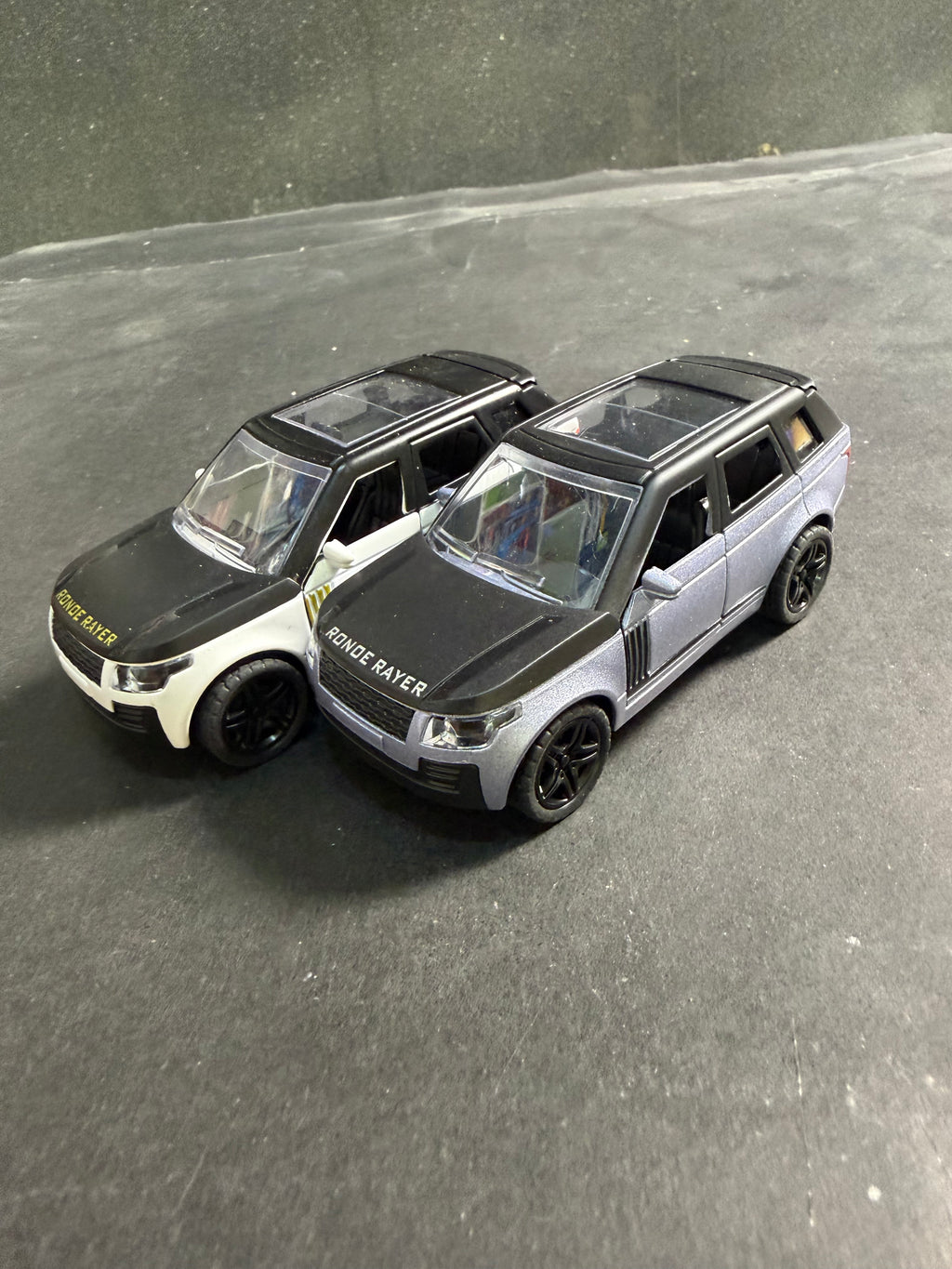 Range Rover Die-Cast Model Car 1:36 Scale – Alloy Body with Openable Doors & Pull Back Action