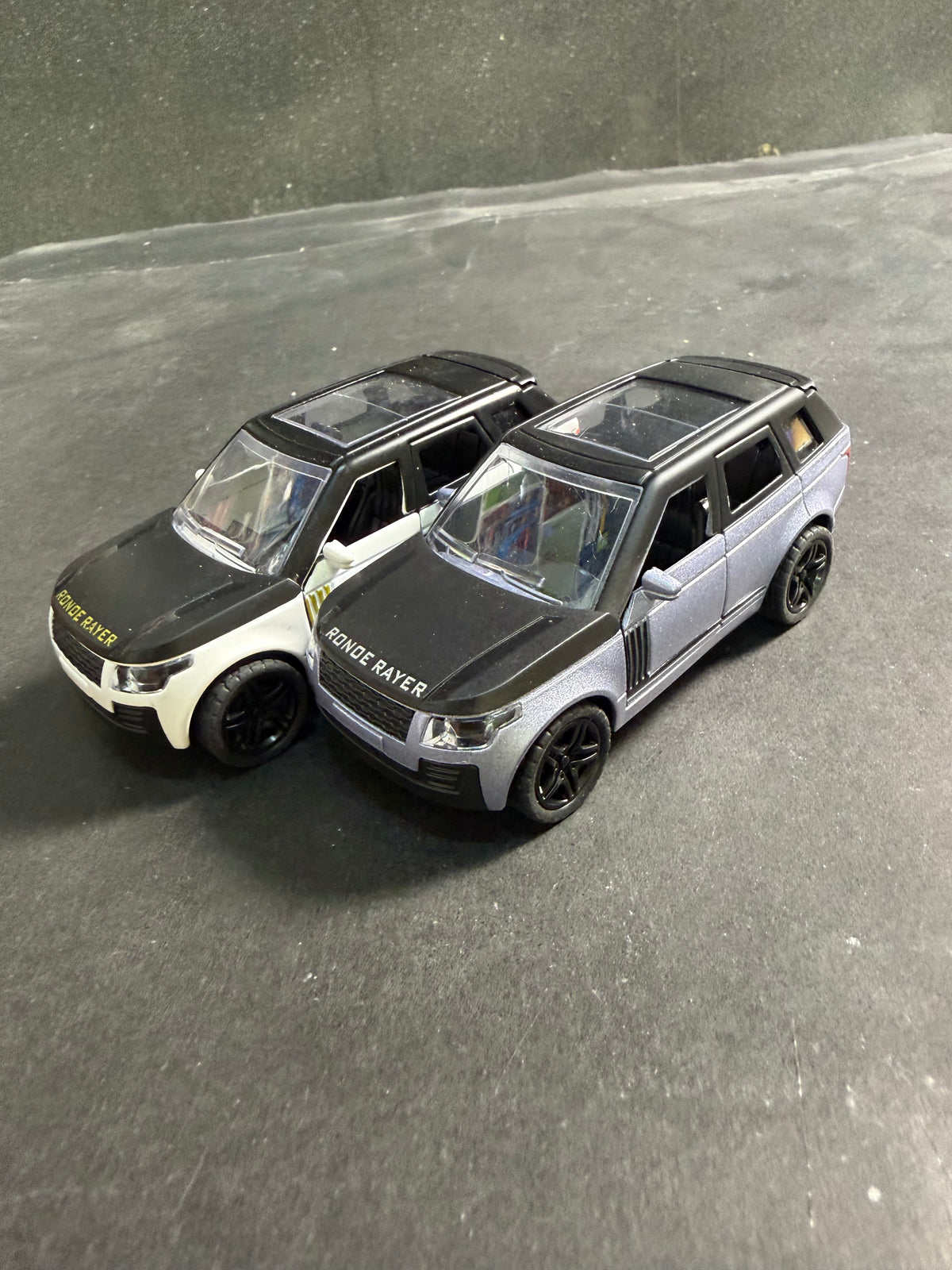 Range Rover Die-Cast Model Car 1:36 Scale – Alloy Body with Openable Doors & Pull Back Action