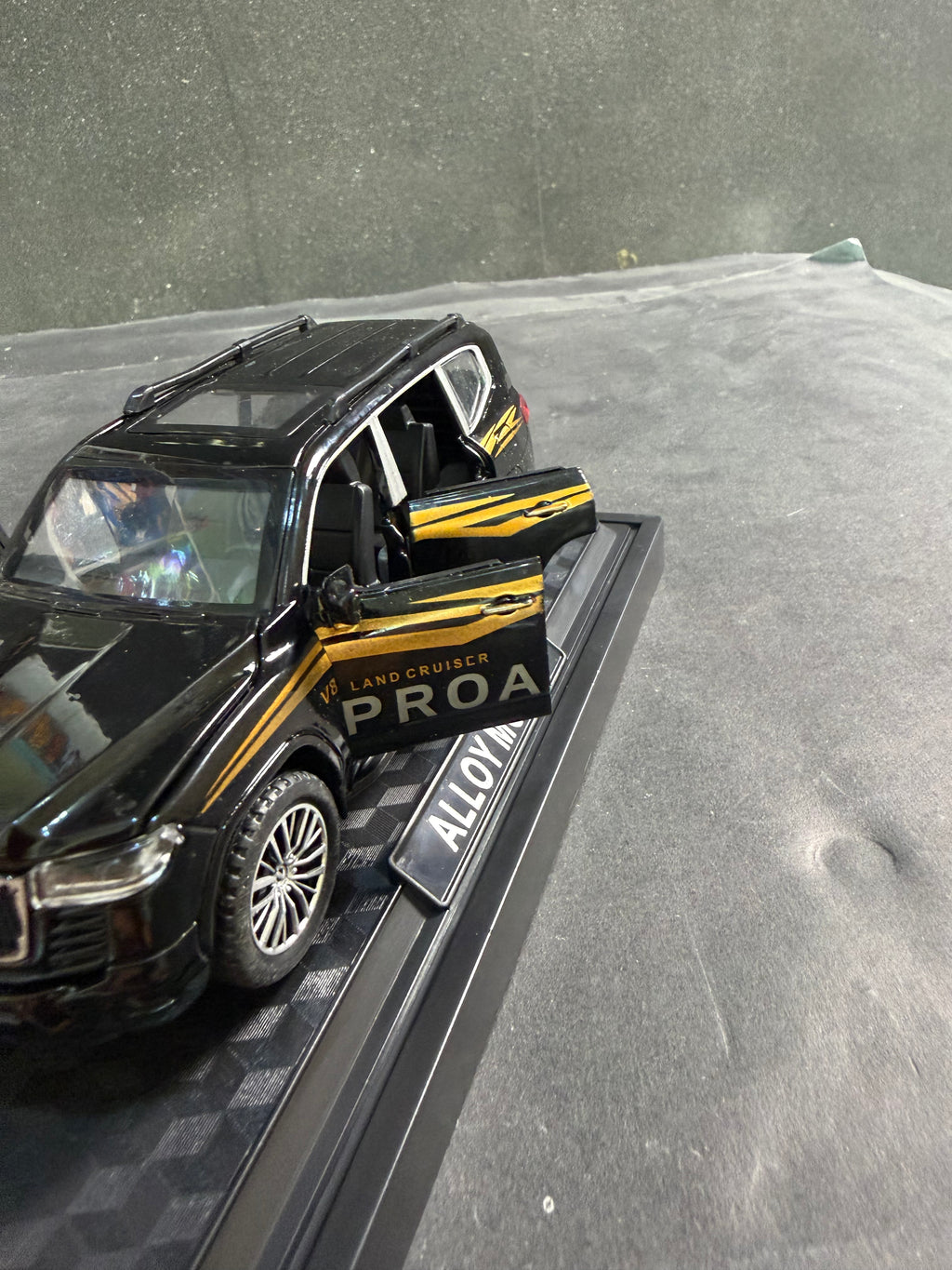 Land Cruiser Style Alloy Model Car – Premium Display Edition