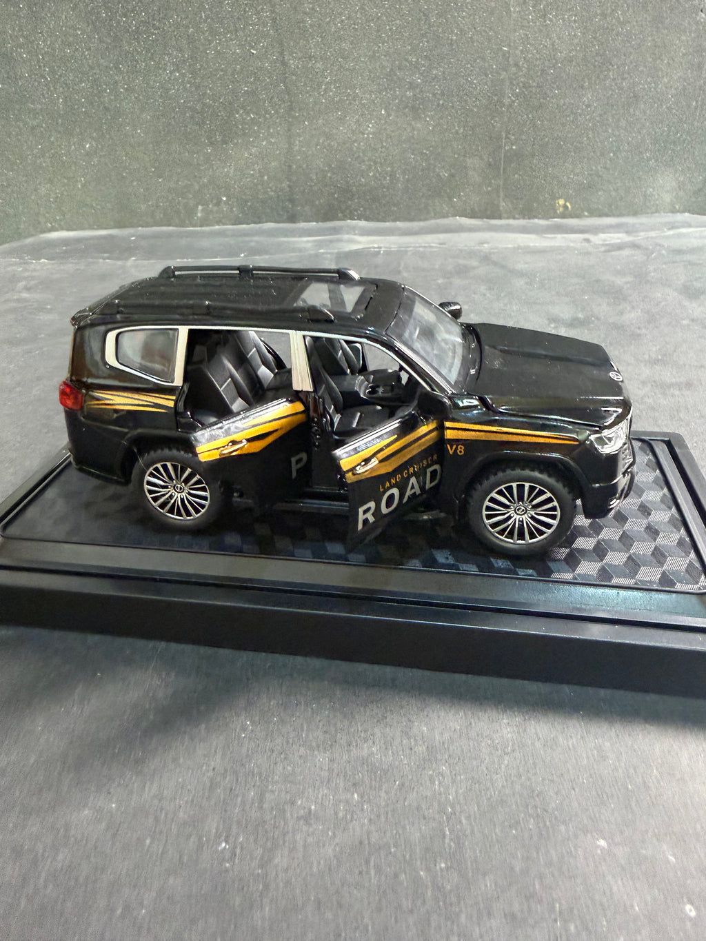 Land Cruiser Style Alloy Model Car – Premium Display Edition